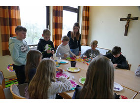 Kinderkarfreitagsliturgie im Gemeindezentrum (© Karl-Franz Thiede)